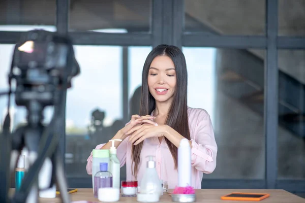 Blogger de belleza filmando blog sobre cremas de día — Foto de Stock