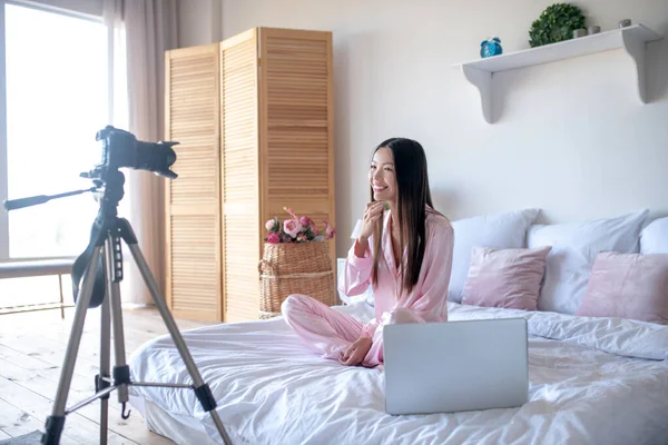 Blogger de estilo de vida con pijamas rosados filmando blog — Foto de Stock