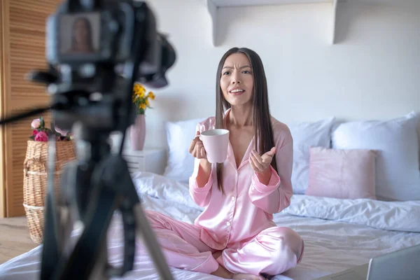 Blogger drinking coffee and filming blog in the morning — Stock Photo, Image
