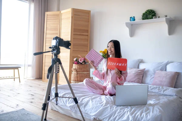 Lifestyle blogger filming giveaway in the bedroom — Stock Photo, Image