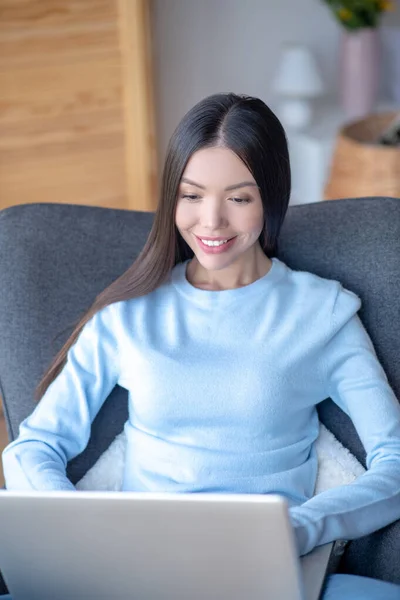 Szabadúszó író visel kék pulóver dolgozik laptop — Stock Fotó