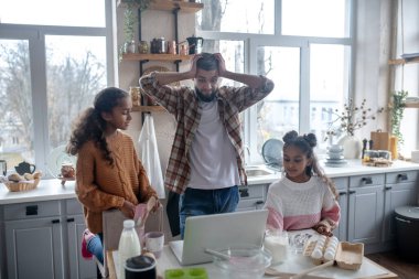 Babam ilk kez turta pişirmeden önce endişeli hissediyordu.