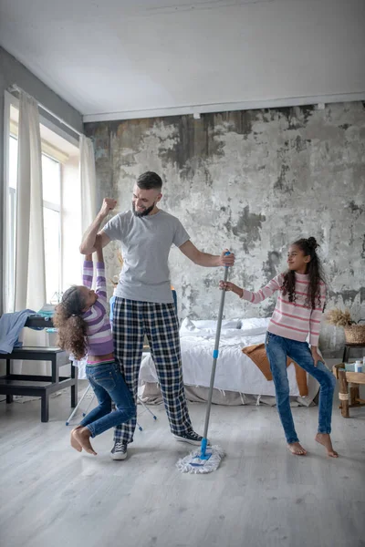 Vader voelt zich gelukkig weekend doorbrengen met dochters — Stockfoto