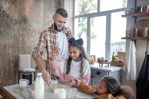 Bärtiger, strahlender Vater, der glücklich mit Kindern kocht — Stockfoto