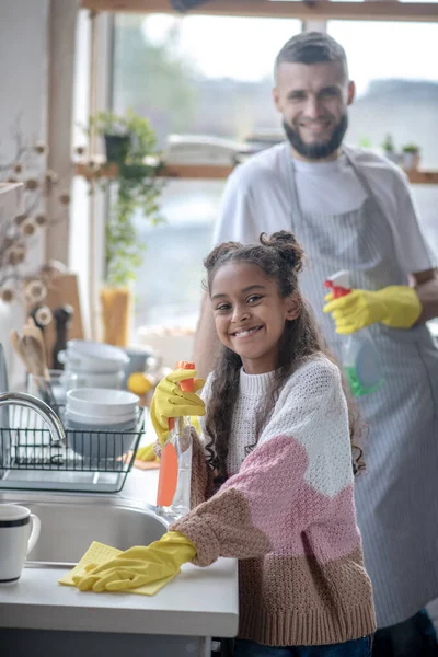 아빠와 부엌 청소를 하면서 딸 이 흥분하는 모습 — 스톡 사진