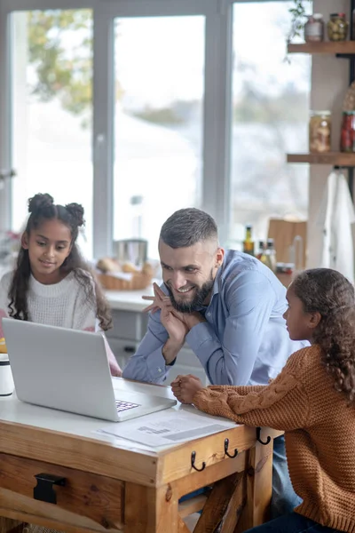 Vrolijke vader en dochters hebben video call met mama — Stockfoto