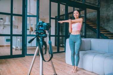 Genç fitness blogcusu en sevdiği esneme hareketlerini kaydediyor