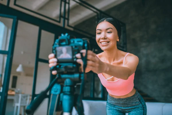 Blogger usa equipos modernos para hacer video — Foto de Stock