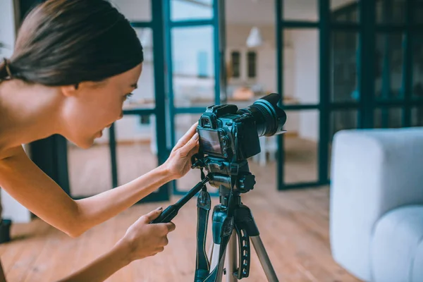 Темноволоса фітнес-блогер бере камеру для зйомок блогу — стокове фото