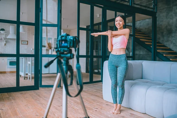 Fiatal fitness blogger filmezés a kedvenc stretching — Stock Fotó