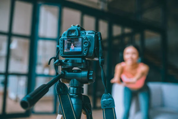 Moderna macchina fotografica nera riprese giovane fitness blogger — Foto Stock