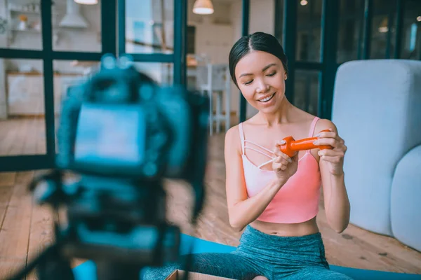 Blogueur fitness montrant haltère tout en faisant de la vidéo — Photo