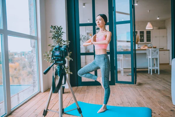 Blogger usando ropa deportiva filmando tutorial de yoga — Foto de Stock