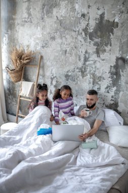 Babam grip olurken sevimli ikizleriyle film izliyor.