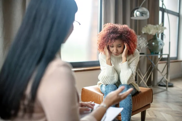 Frau hat Kopfschmerzen, während sie mit Psychologe spricht — Stockfoto