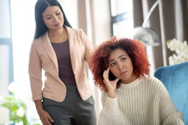 Femme se sentant contrariée mais psychanalyste la soutenant — Photo