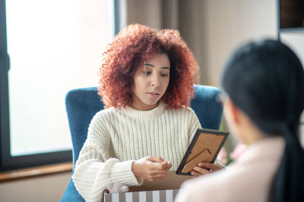 Mother sharing her family problems with psychoanalyst