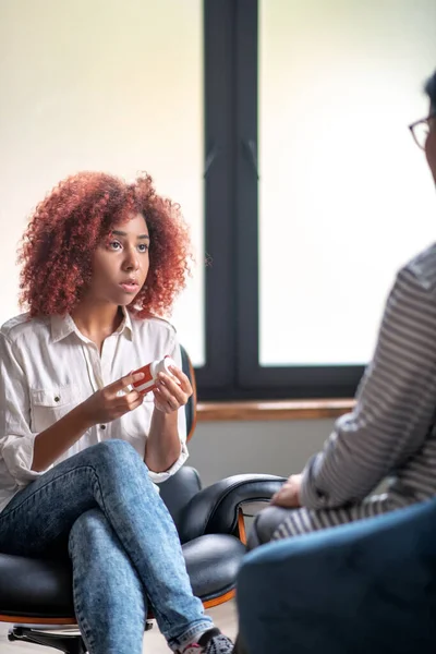 Mujer preguntando sobre antidepresivos mientras habla con psicólogo — Foto de Stock