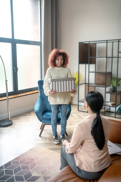 Nő gondoskodó doboz emlékekkel, miközben jön a pszichológus — Stock Fotó