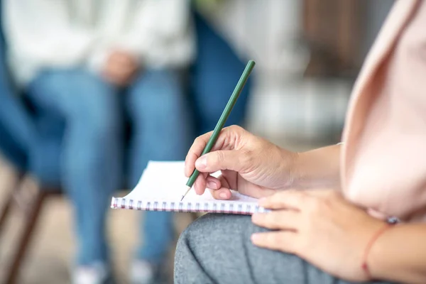 Primer plano del psicólogo sosteniendo la pluma mientras toma notas —  Fotos de Stock