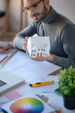 İç mimar yeni projeye başlamadan önce heyecanlı hissediyor