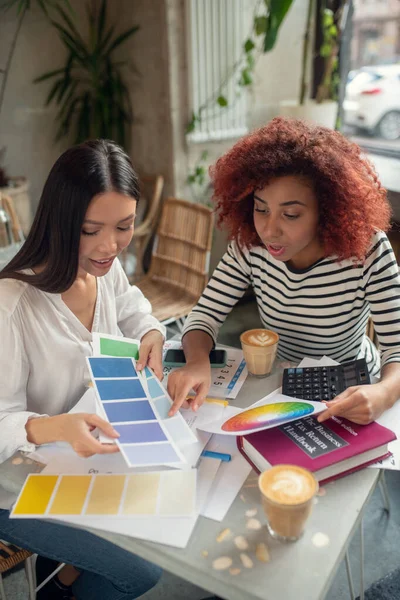 Futuros interioristas jóvenes diseñadores discutiendo nuevo proyecto — Foto de Stock