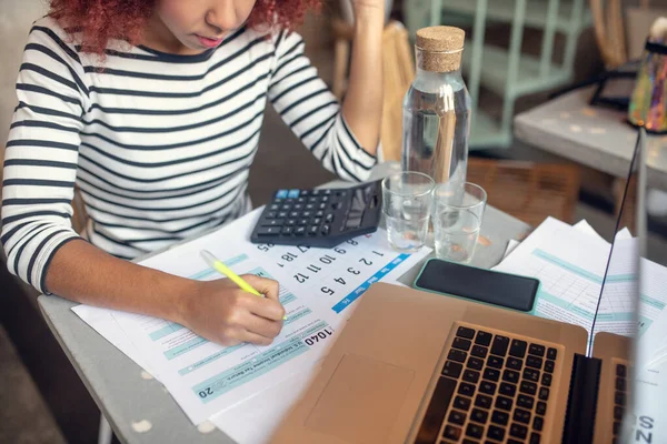 Affärskvinna som beräknar sin vinst och fyller i skattedeklaration — Stockfoto