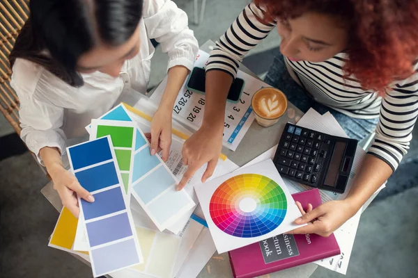 Vista superior de los diseñadores mirando la paleta de colores — Foto de Stock