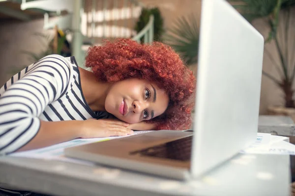 Ung affärskvinna känner sömnig efter att ha arbetat för länge — Stockfoto