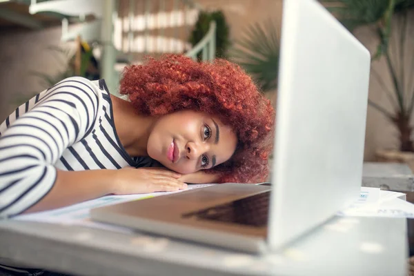 Joven empresaria con sueño después de trabajar demasiado tiempo — Foto de Stock