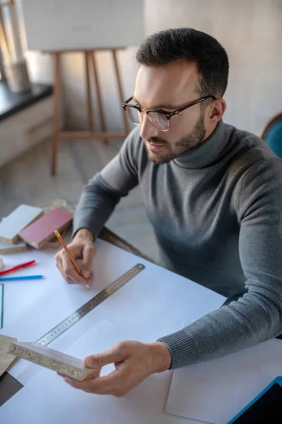 Guapo barbudo diseñador de interiores trabajando duro — Foto de Stock