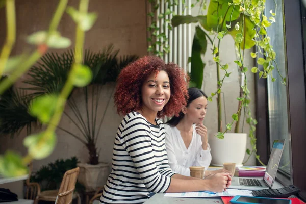 Woman sitting near business partner in cafeteria — Stock Photo, Image