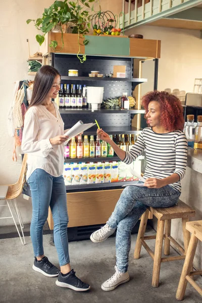 Jovens mulheres bem sucedidas proprietárias de café trabalhando juntas — Fotografia de Stock