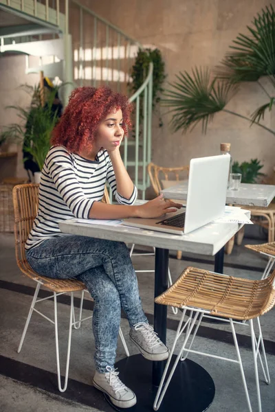 Ung söt affärskvinna läser e-post från investerare — Stockfoto