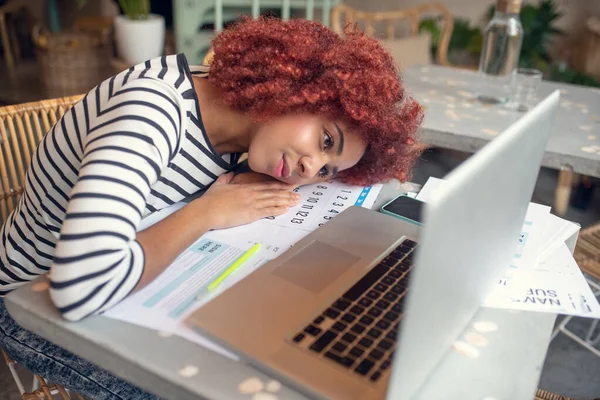 Joven empresaria sintiéndose agotada después de llenar declaración de impuestos — Foto de Stock