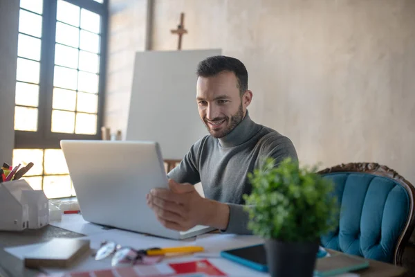 Hombre de negocios guapo trabajando en el ordenador portátil en el fin de semana — Foto de Stock