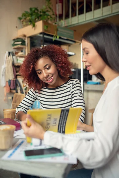 Junge Frauen studieren nach Eröffnung der Mensa Steuerrecht — Stockfoto