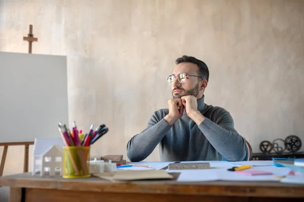 Diseñador de interiores con gafas mirando a la ventana — Foto de Stock