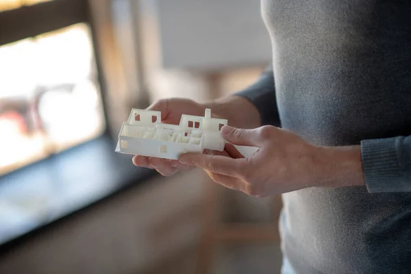 Inredningsarkitekt med små modeller för lägenhet — Stockfoto