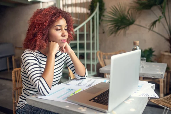 Ung entreprenör känner oro under arbetet med månadsrapport — Stockfoto