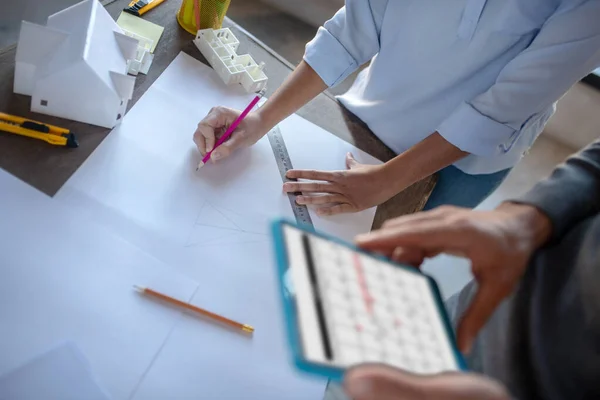 Mujer haciendo bocetos de pie cerca de diseñador de interiores — Foto de Stock