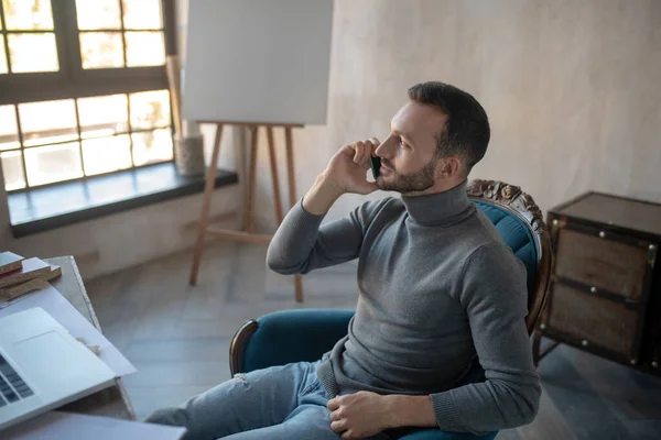 Barbuto uomo d'affari che parla al telefono con la moglie — Foto Stock