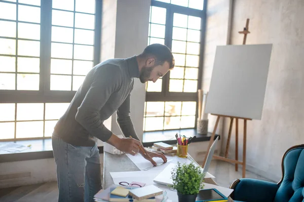 Innenarchitektin mit Polohals arbeitet an neuem Projekt — Stockfoto