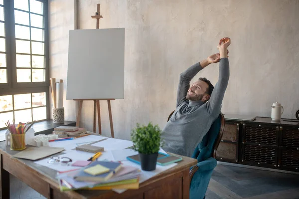 Hombre alegre sintiéndose satisfecho después de terminar el nuevo proyecto — Foto de Stock