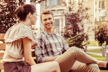 Olumlu memnun genç insanlar hoş sohbet