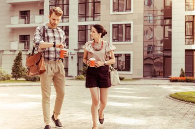 Duygusal sarışın erkek saatleri kontrol ediyor.