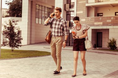 Nazik esmer kadın sohbette mesajlarını okuyor.