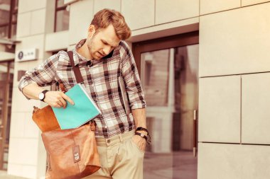 Ofisten anahtar arayan yakışıklı genç adam.