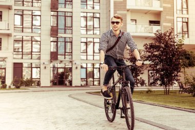 Yakışıklı, sarışın adam zevkle vakit geçiriyor.