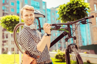 Neşeli sarışın adam kameraya bakıyor.